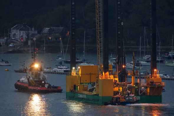 30 November 2020 - 16-04-19

---------------------------
Jack-up platform & crane arrive in Dartmouth